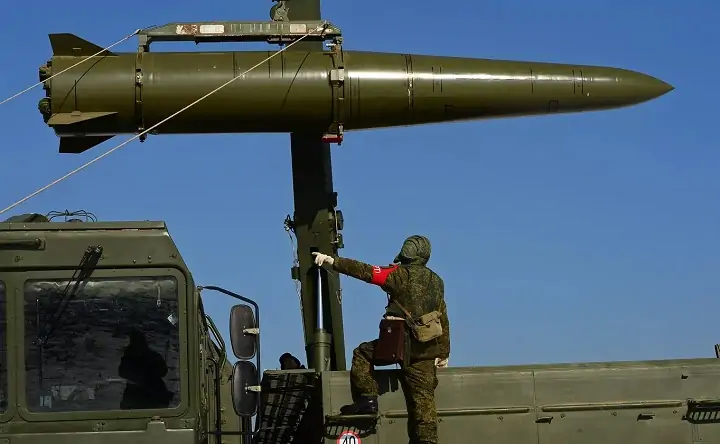 Загрузка тактической ракеты. Фото Sputnik Сергей Орлов.