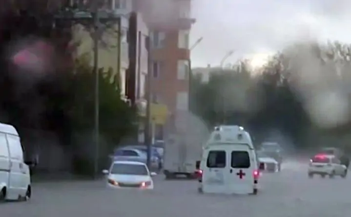 Затопленная машина скорой помощи на Нансена в Ростове. Фото из соцсетей