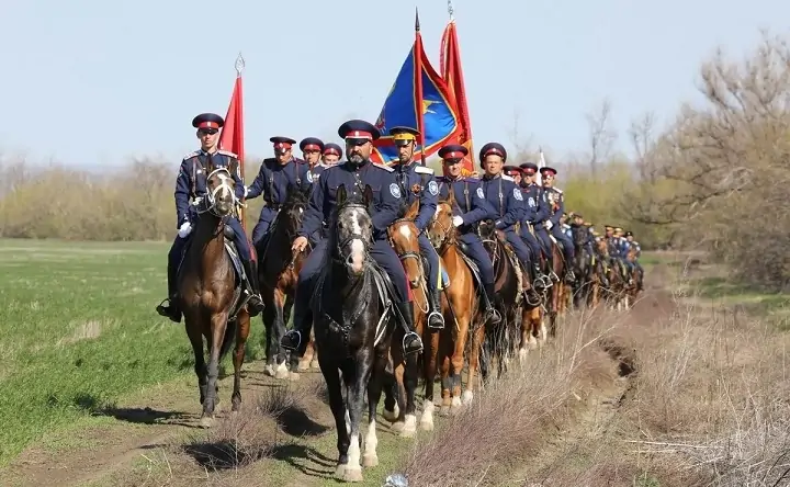 Конный переход донских казаков. Фото donland.ru