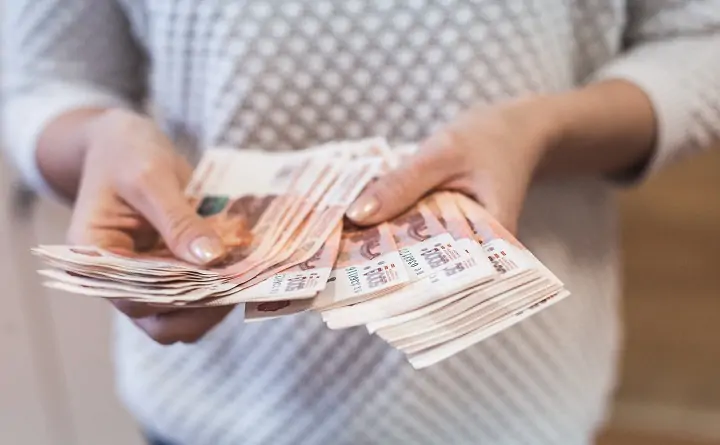 Женщина пересчитывает деньги. Фото sibdepo.ru.