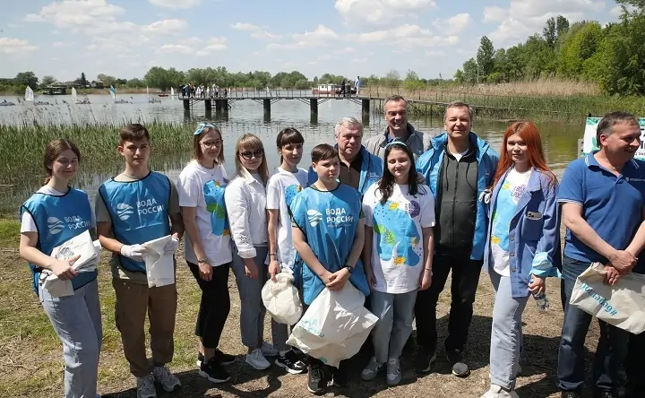 Участники экологической акции на берегу Дона.  Фото donland.ru