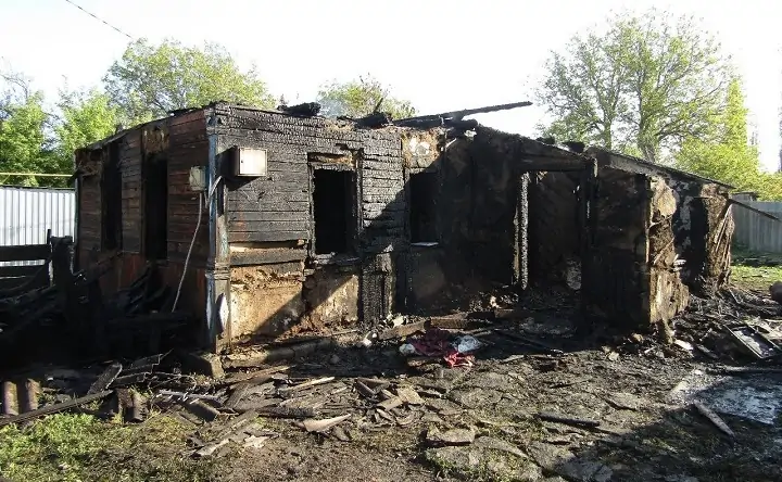 Сгоревший дом в Новошахтинске. Фото пресс-службы Следственного комитета по Ростовской области