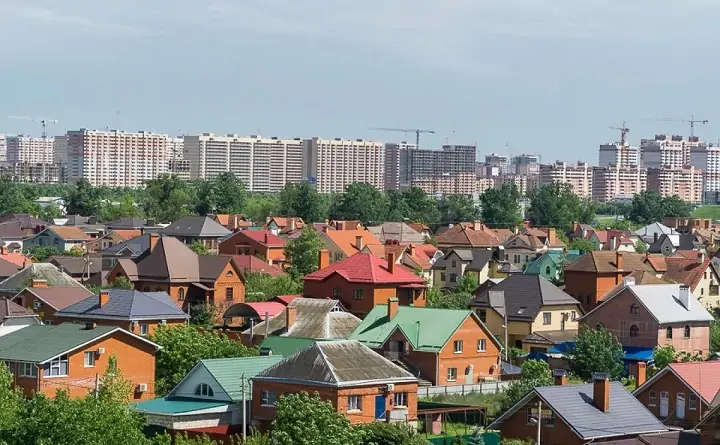 Частная жилая застройка на фоне многоэтажной. Фото life-trip.ru.