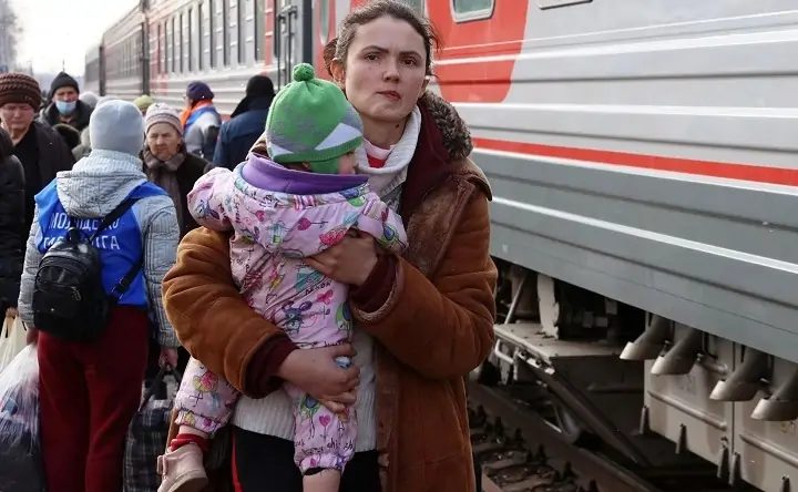 Беженка из Херсонской области с ребёнком на руках. Фото Эрик Романенко / ТАСС.