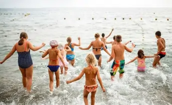 Дети в летней лагере купаются в море. Фото Яндекс.Картинки.