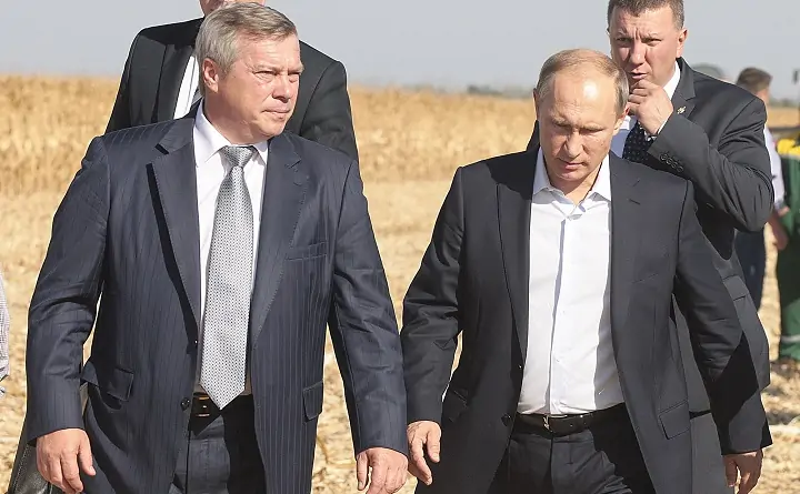 Владимир Путин и Василий Голубев в полях Ростовской области летом 2015 года. Фото пресс-службы губернатора.