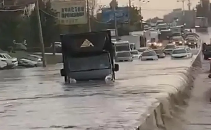 Автомобиль пытается проехать по затопленному Малиновскому. Скрин с видео из соцсетей.