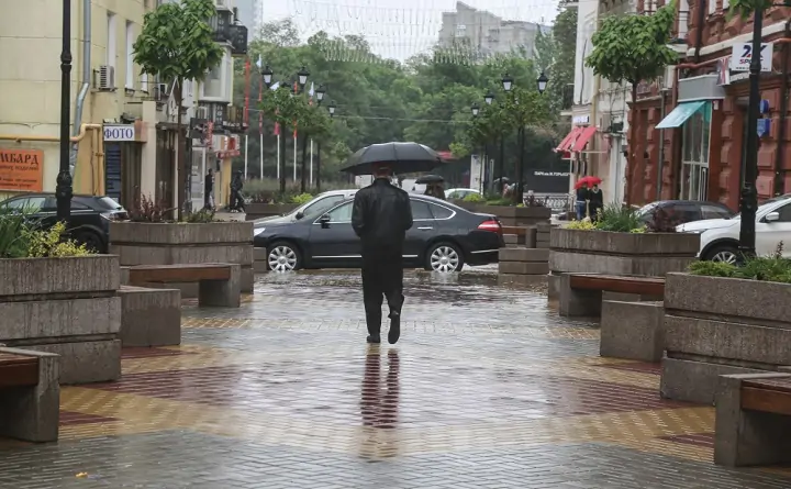 Мужчина идёт под дождём в центре Ростова. Фото bloknot-rostov.ru