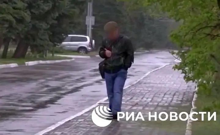 Задержанный мужчина. Скриншот с видео РИА-Новости