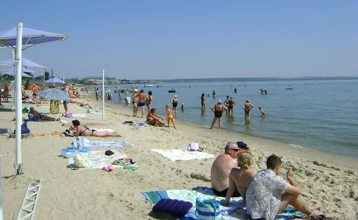 Отдыхающие на пляже в Таганроге. Фото vsegda-pomnim.com.
