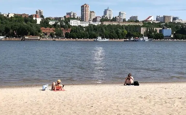 Отдыхающие на пляже в парке Левобережный. Фото donnews.ru.