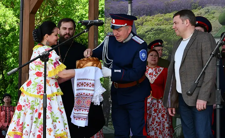 Глава администрации Аксайского района Константин Доморовский приветствует гостей, фото администрации Аксайского района