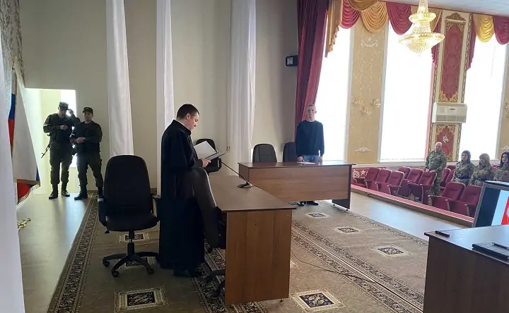 Судья зачитывает приговор Владиславу Сивому. Фото пресс-службы Ростовского гарнизонного суда.