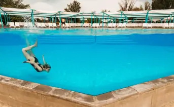 Девушка плавает в бассейне «Птица», фото «Азовское Взморье»