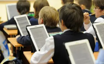 Школьники с планшетами на уроке. Фото gorod-novoross.ru.