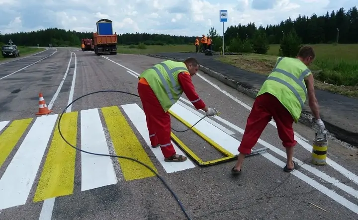Обновление разметки на дороге. Фото dtdf.net.