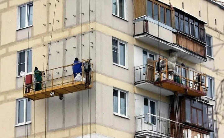 Рабочие капитальное ремонтируют фасад многоэтажки. Фото smartik.ru.
