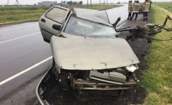 В Ростовской области легковушка врезалась в грузовик, два человека погибли