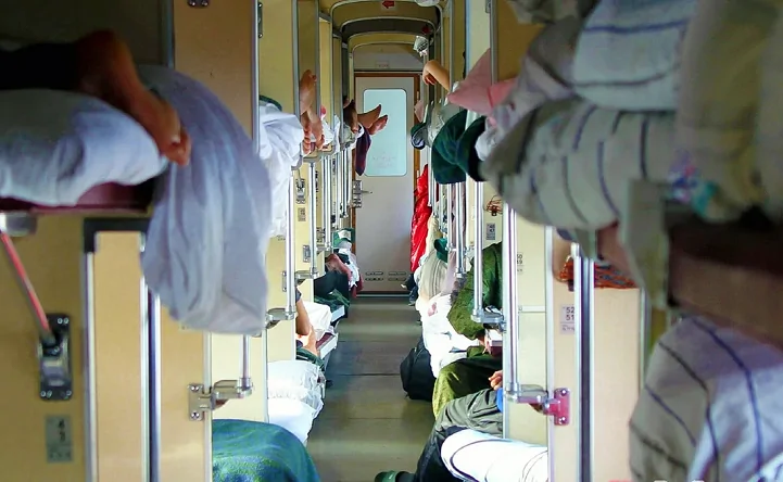 Плацкартный вагон в поезде «РЖД». Фото traveltimes.ru