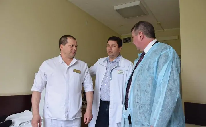 Роман Волошин (справа) и врачи ЦГБ Батайска. Фото предоставлено пресс-службой администрации Батайска