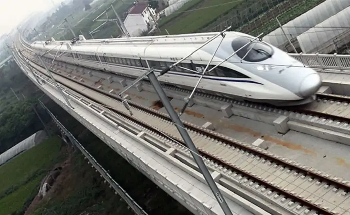 Высокоскоростная железнодорожная магистраль. Фото ppt-online.org.
