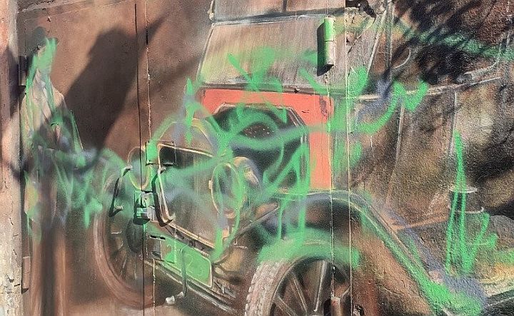 Художник из Ростова изуродовал граффити фестиваля уличного искусства, а затем обвинил его организаторов в нападении