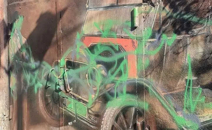 Изуродованное граффити в Ростове. Фото администрации Ленинского района Ростова