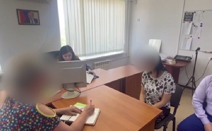 В Ростовской области задержали 37-летнюю мамашу, которая снимала и продавала порно с 10-летней дочкой