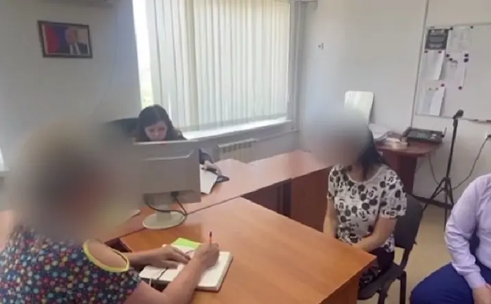 Женщина на допросе. Скрин с видео от пресс-службы Следкома по Ростовской области