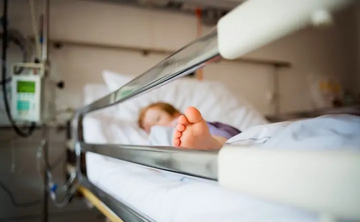 Ребёнок в больнице. Фото rk.karelia.ru.