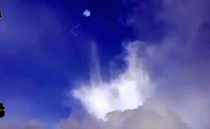 Работа системы ПВО в небе над Азовским районов. Скриншот с  видео из соцсети