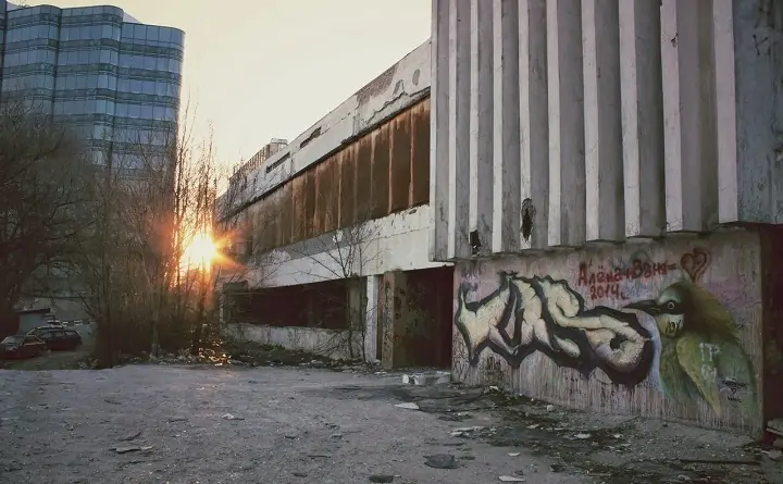 Здание бывшего ресторана «Балканы» давно заброшено и разрушается. Фото mytravelnotes.ru