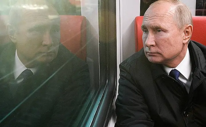 Президент РФ Владимир Путин едет в поезде. Фото Алексея Дружинина, РИА "Новости".