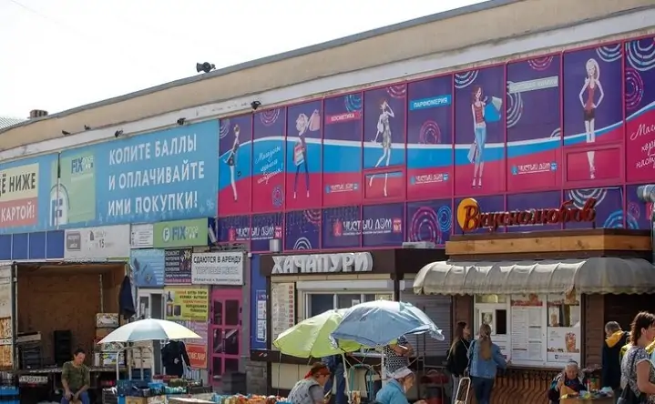 Рекламные вывески в центре города. Фото Евгения Вдовина