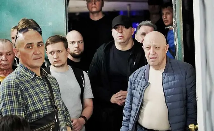 Сергей Пропустин (в чёрной кепке в центре). Фото VN.ru.