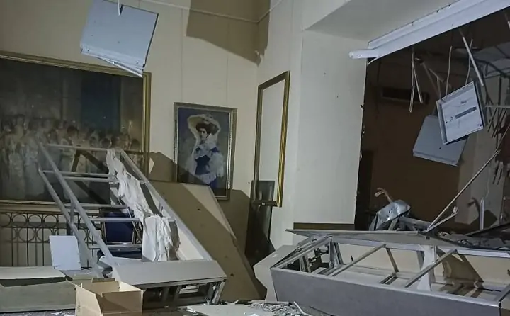 Разруха после падения украинской ракеты в помещениях Таганрогского художественного музея. Фото telegram-канала "Жердёла".