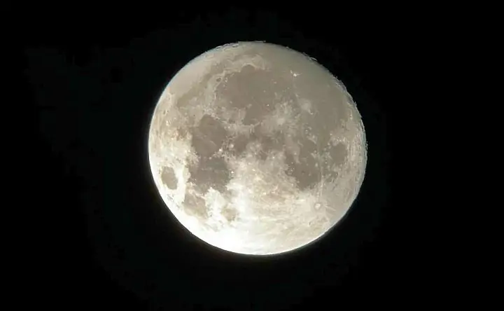 Луна в небе над Ростовом 29 августа 2023 года. Фото 161.ru