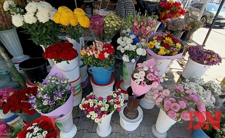 Букеты цветов на рынке Ростова. Фото donnews.ru