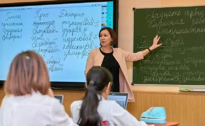 Учитель в школе. Фото edu.gov.ru