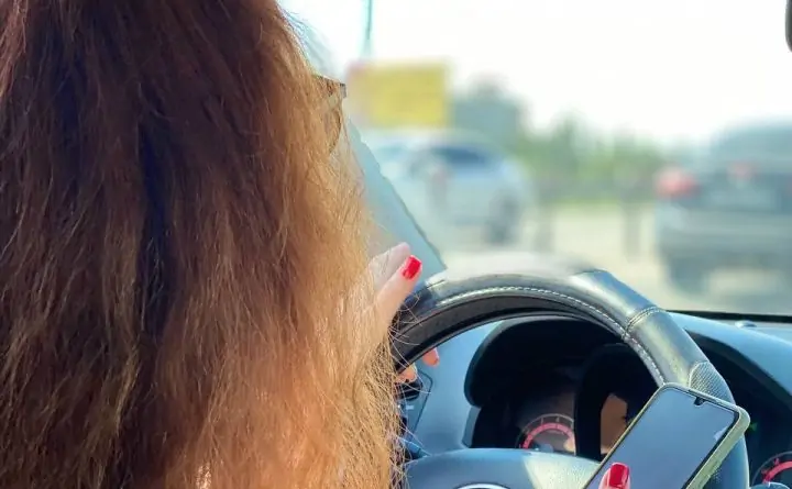 Девушка за рулём автомобиля. Фото donnews.ru.