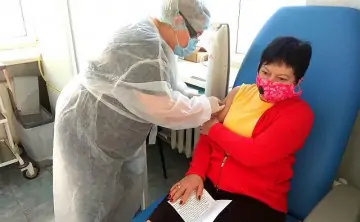 Женщине делают прививку. Фото donnews.ru