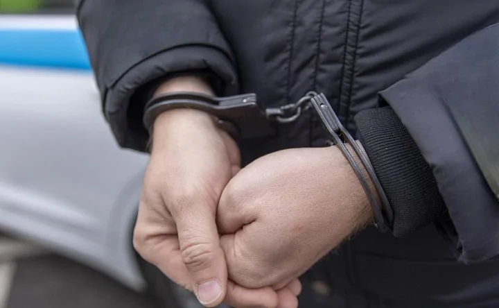 Человек в наручниках. Фото donnews.ru