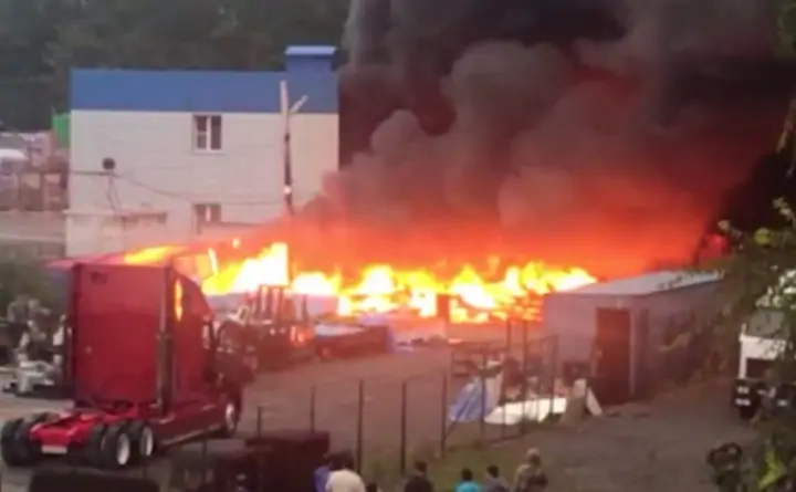 Пожар на рынке "Алмаз". Скрин с видео с места событий.