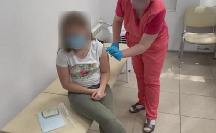 Женщине делают прививку. Фото представлено Ростовским центром медицинских осмотров (ЦМО) «Симплекс»