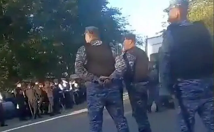 Сотни полицейских на Оганова. Скриншот с видео