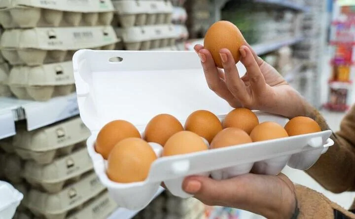 Упаковка яиц в магазине. Фото Александра Плонского