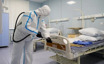 Дезинфекция кровати в ковидном госпитале. Фото donnews.ru.