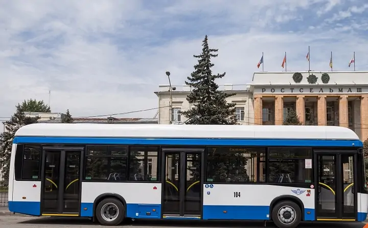 Пассажирский автобус стоит возле проходной завода "Ростсельмаш". Фото "Ростовский городской транспорт".