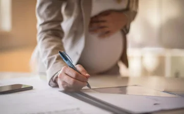 Беременная подписывает документы. Фото donnews.ru