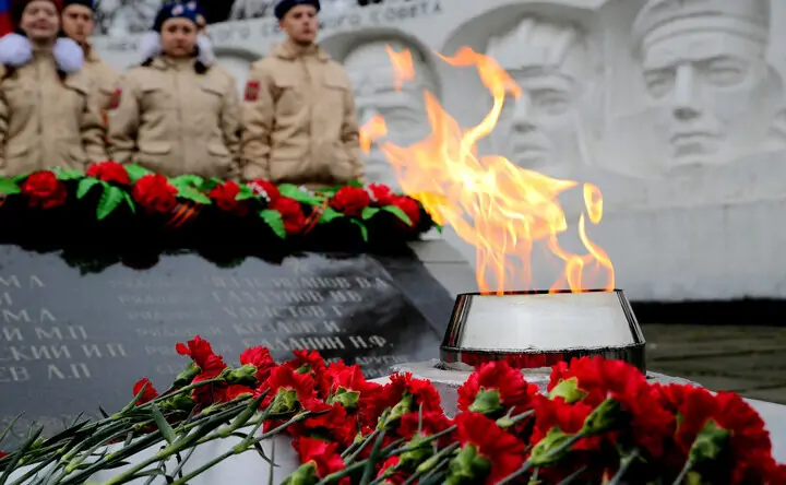Вечный огонь на мемориале в селе Большая Неклиновка. Фото donnews.ru
